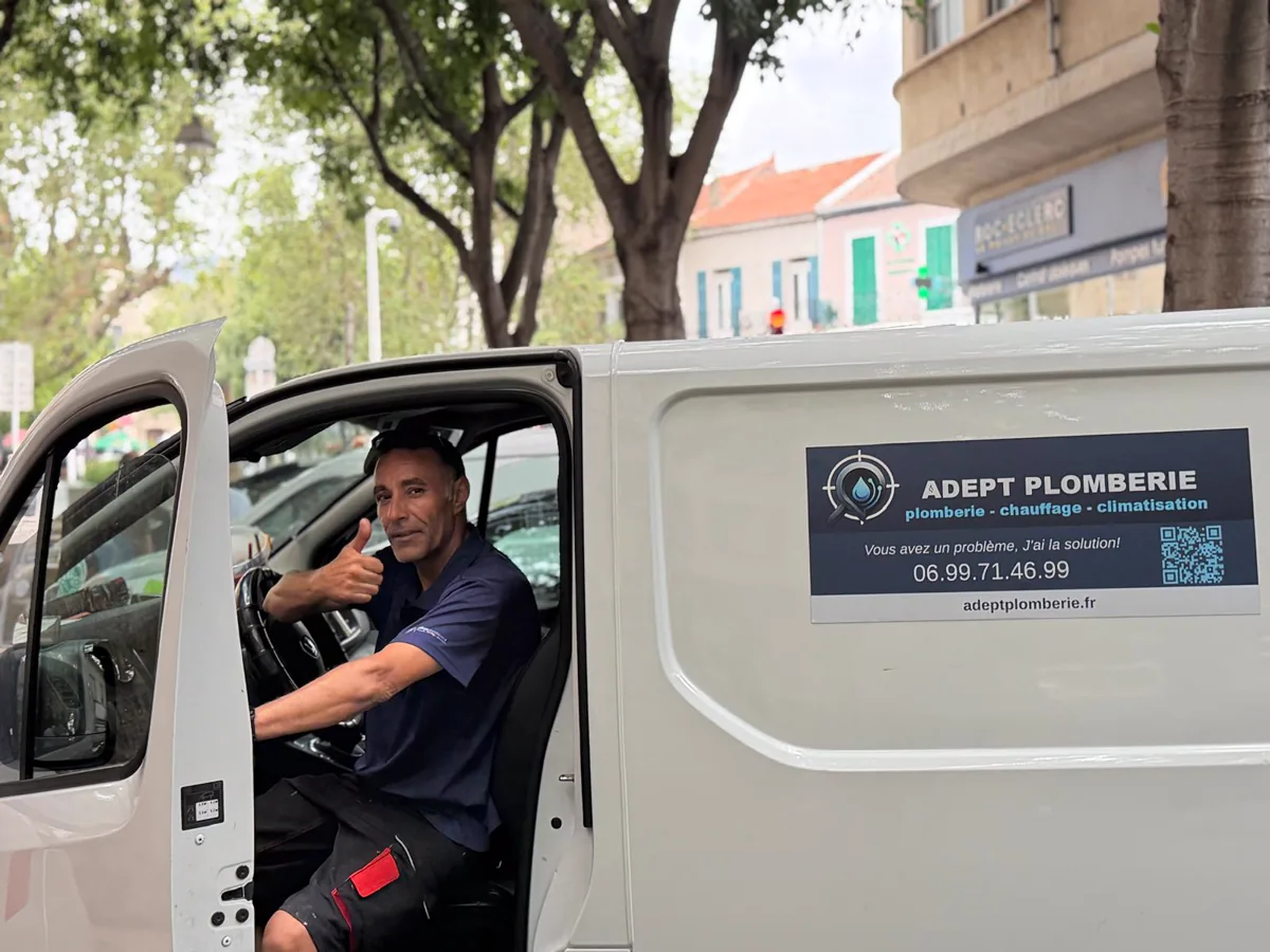 Fouad, artisan ADEPT PLOMBERIE, au volant de son camion d'intervention plomberie, chauffage et climatisation