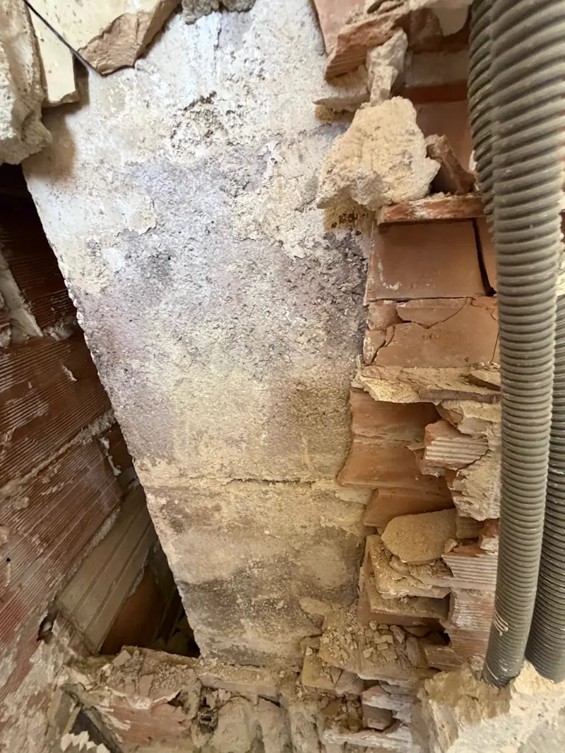 Percement d'un mur porteur en brique pour le passage des gaines et canalisations