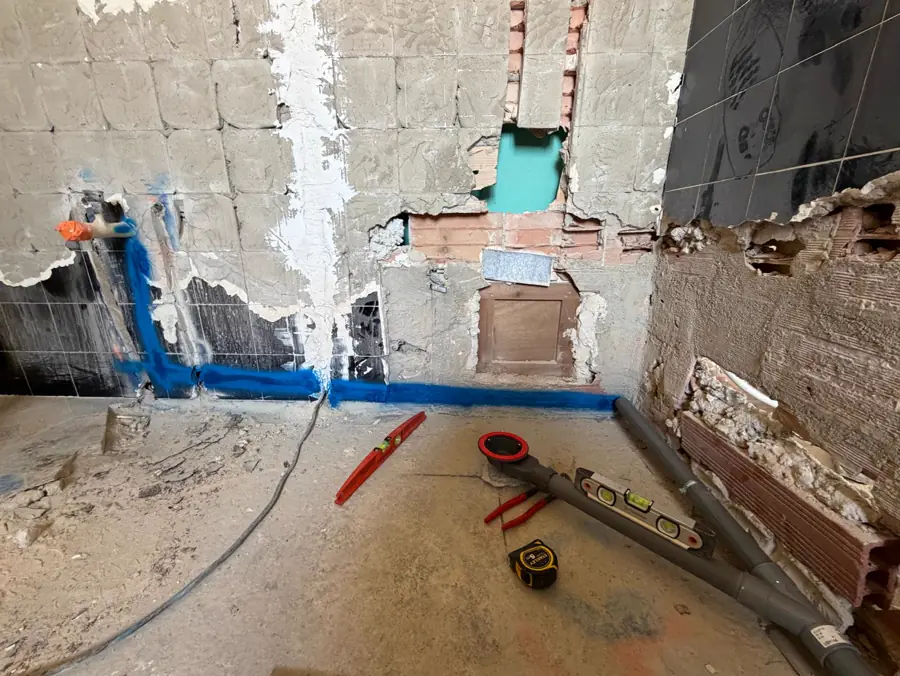 Salle de bain en cours de dépose avec repérage des alimentations et pose des évacuations PVC